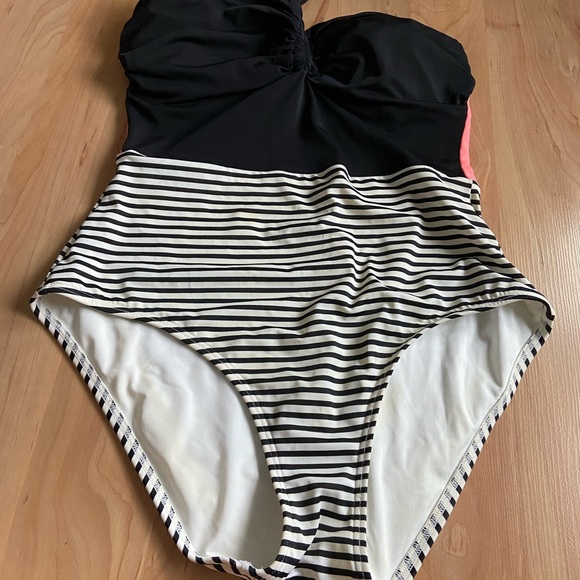 Victoria’s Secret Color Block Bandeau One Piece - Picture 3 of 10